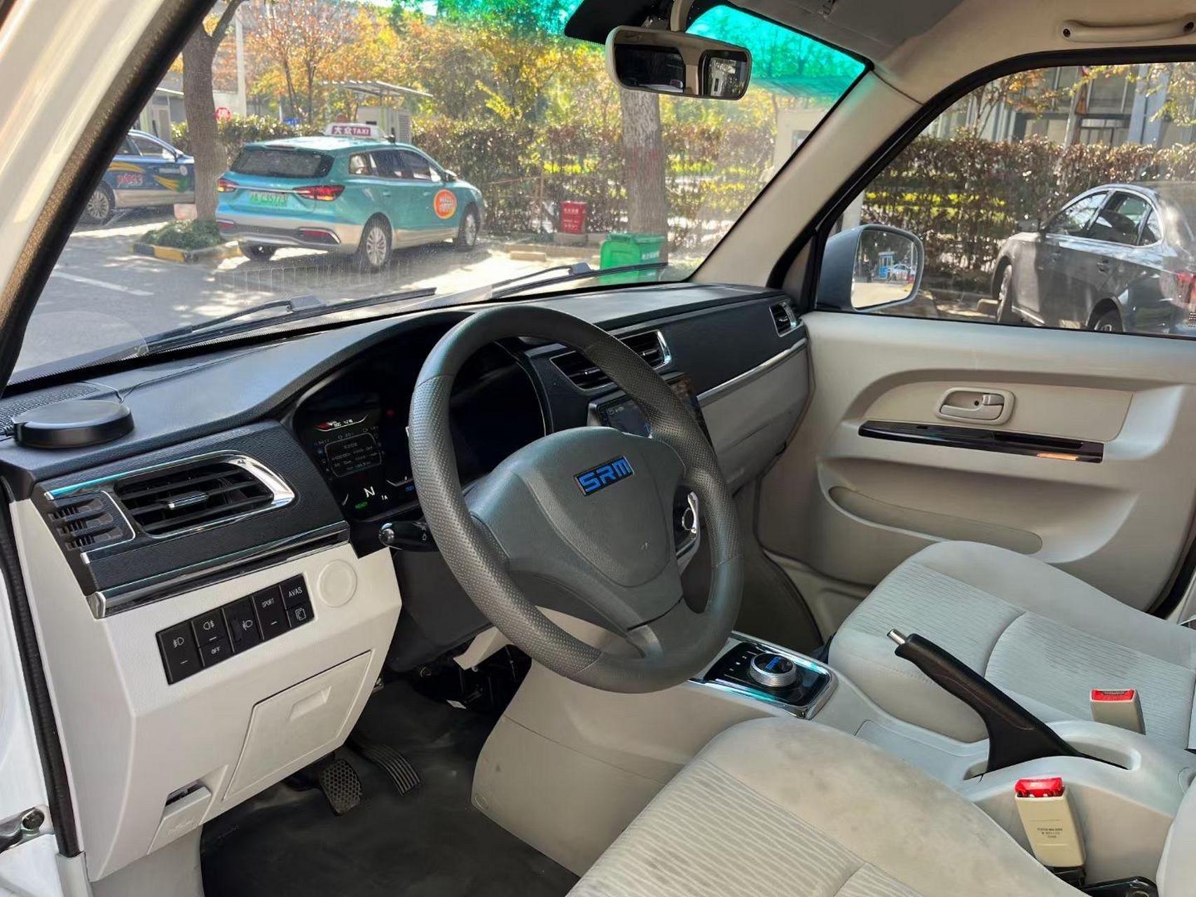 srm华晨鑫源纯电面包车  7座