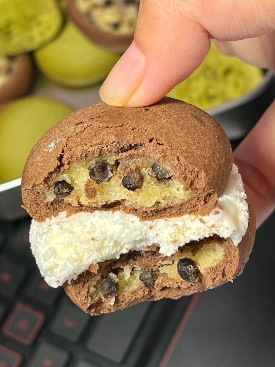 外皮酥到掉渣,里面软糯糯的麻薯夹心,还有好多巧克力豆,一咬都嘎吱