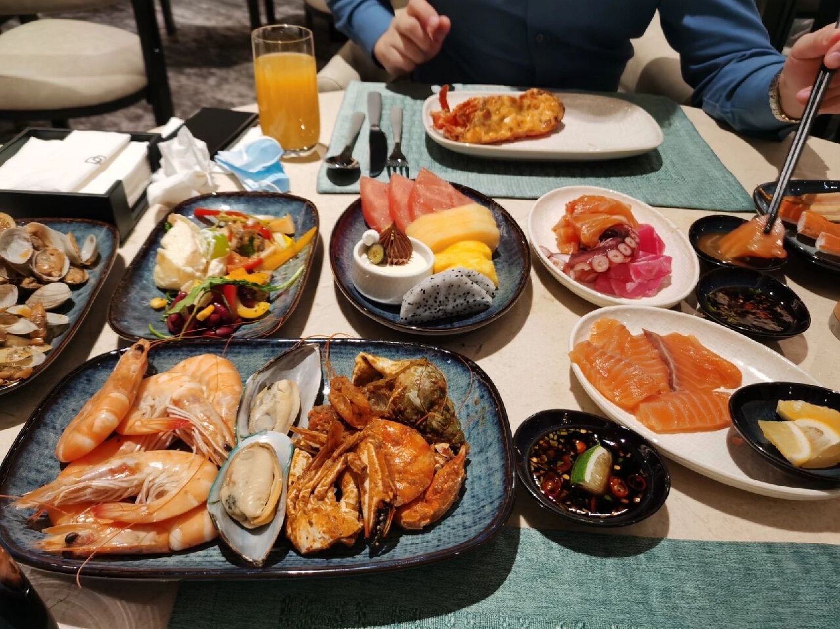 雄安新区索菲特自助餐 环境:很不错,五星级酒店 服务:服务人员态度