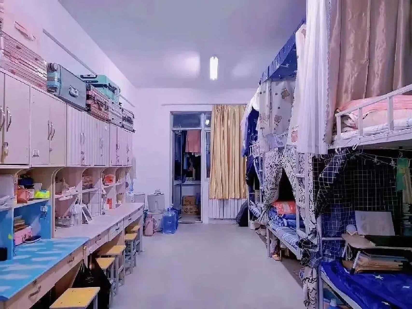 兰州财经大学宿舍 学校有4人间,6人间,8人间,上下床,每位同学都有一个