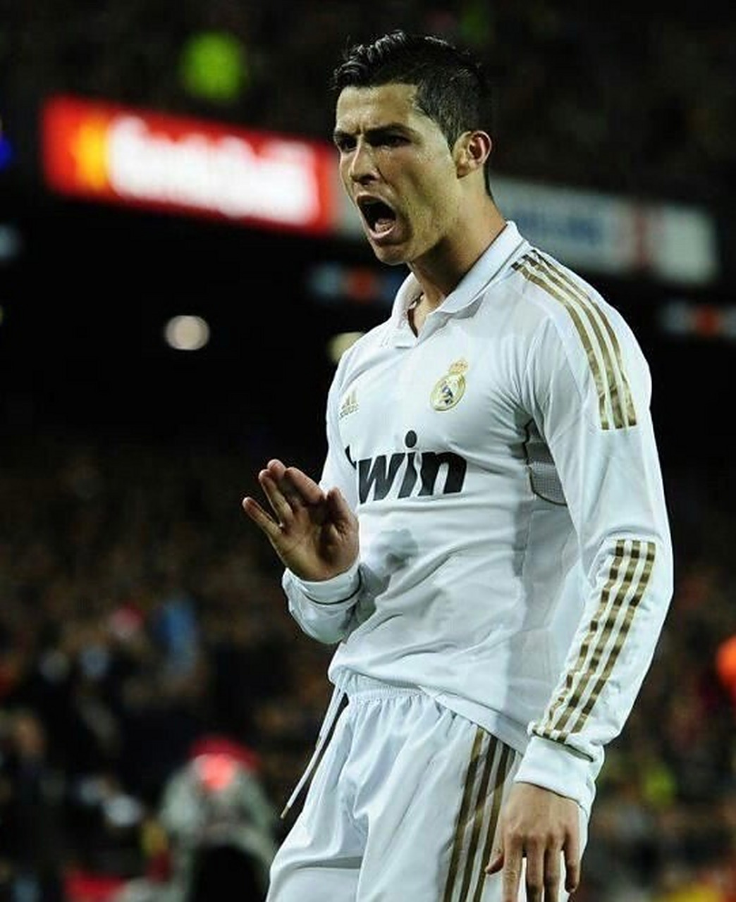 我总是记着那些庆祝名场面,也不是c罗在诺坎普让大家冷静下来的手势