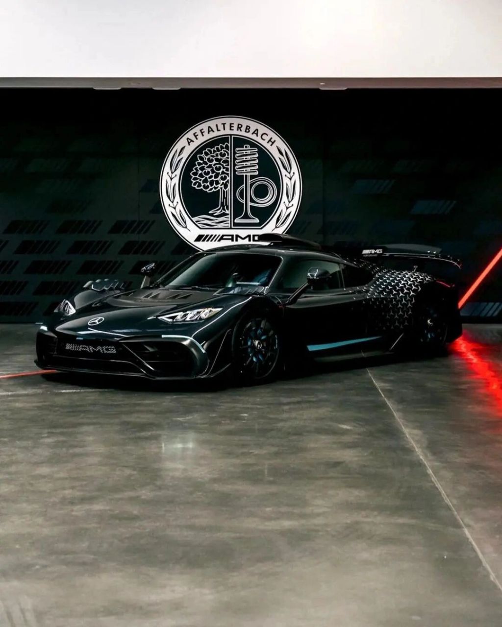 奔驰amg one 在意大利蒙扎赛道的圈速达到了1:43:902的成绩.