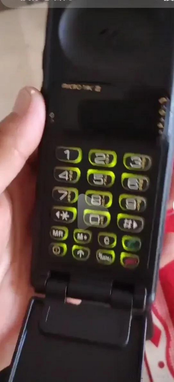 很高兴还能想起来自己购买的第一部手机是摩托罗拉9900手机