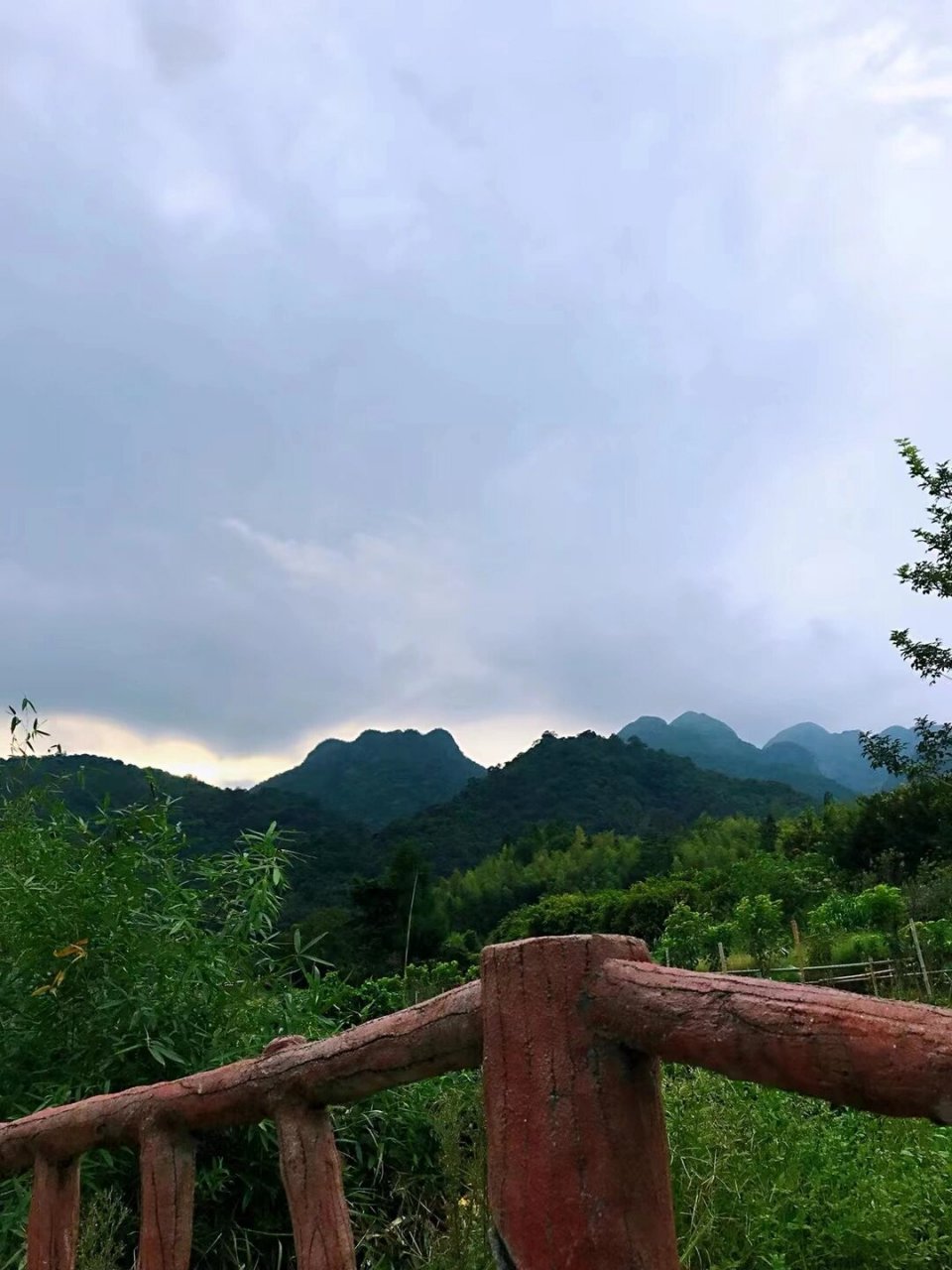 龙岩"江山睡美人"由五座青山连结构成 很久,很久以前,山塘村一带山上