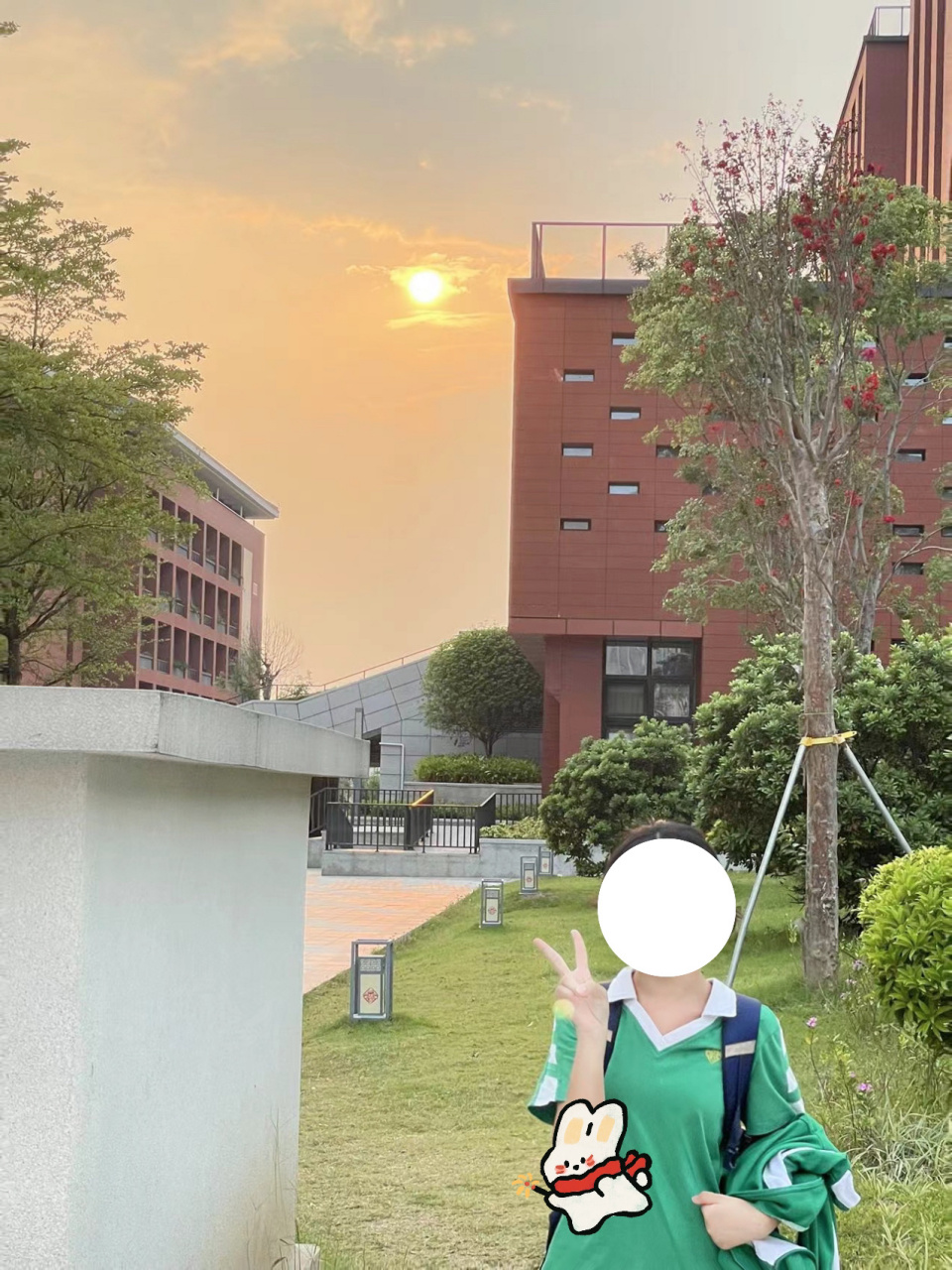 执信中学 真的超级好看,每次下课看到日落心情都很好,就让同学给我拍