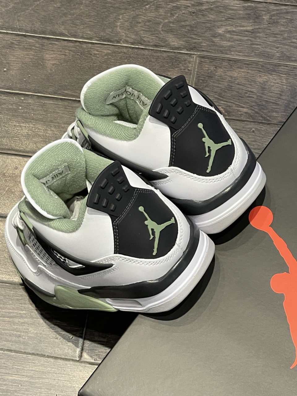 aj4薄荷绿来袭 码住了 发售日期待定 061499 这配色真是很不错 将