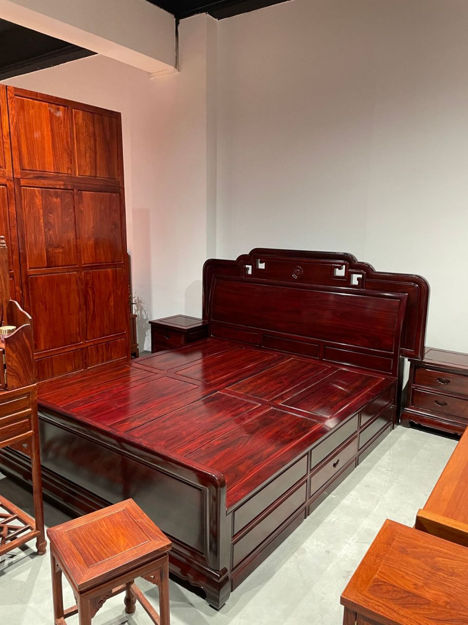 看这里 多款红木大床可供选择,黑酸枝大床,金花梨大床,刺猬紫檀大床多