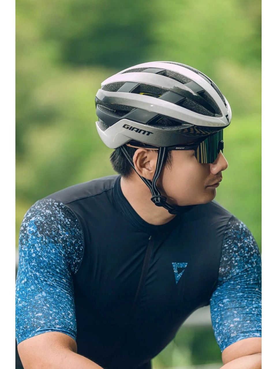 捷安特超经典头盔g99迎来全面升级经典简约的外观设计 多向冲击保护