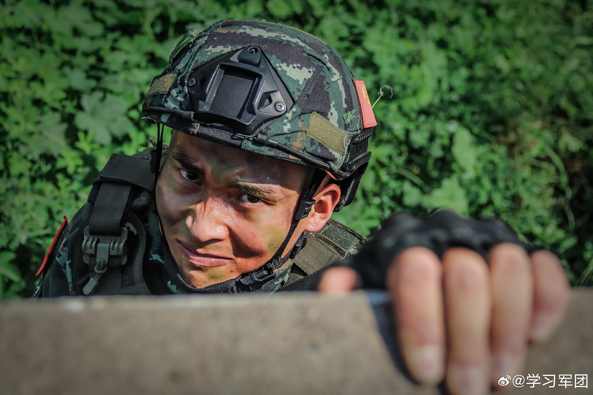 直击特战队员演练现场】近日,武警河南总队洛阳支队组织特战分队开展
