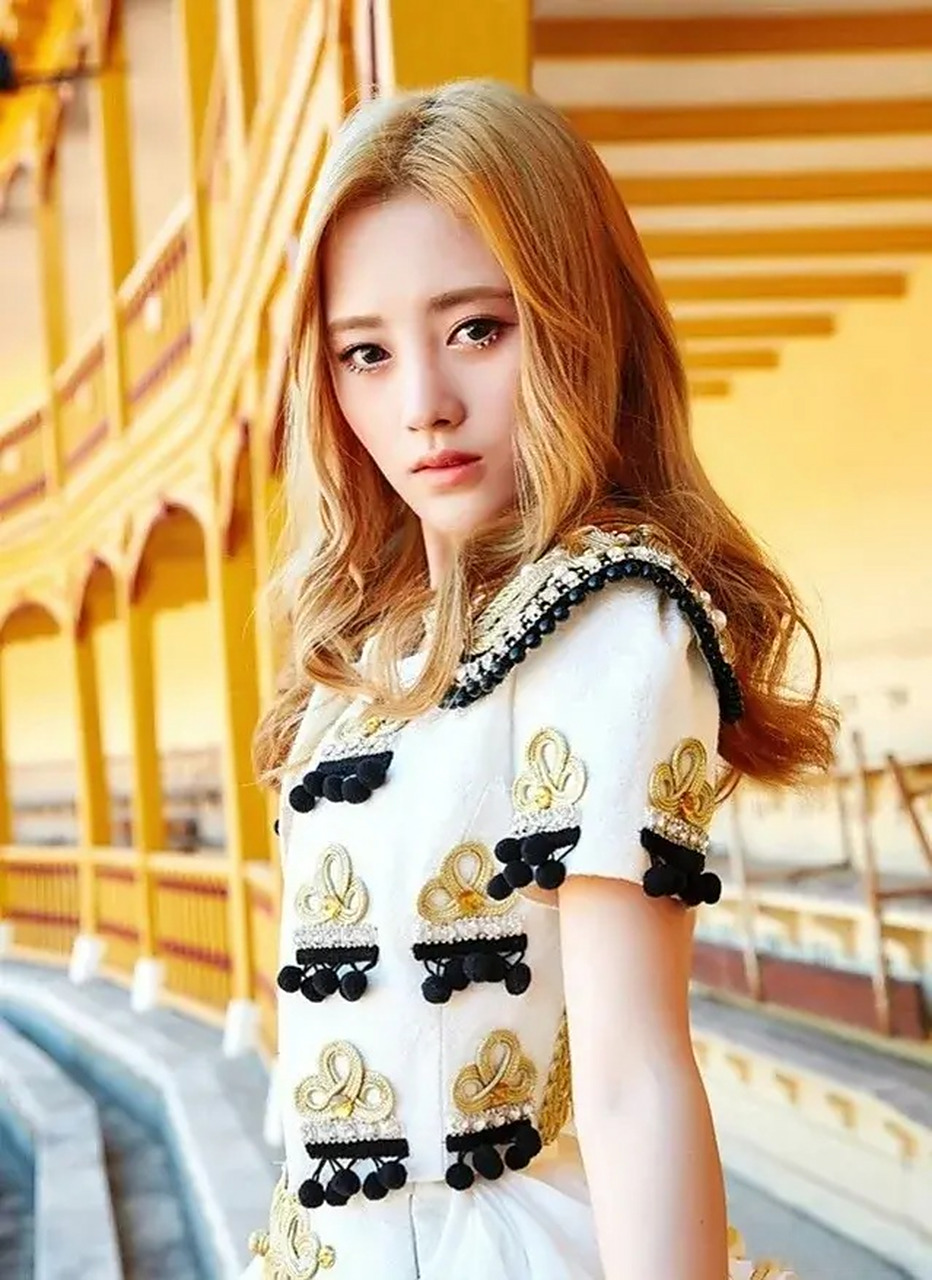 鞠婧祎早期的mv造型,莫名的还有点像郑爽