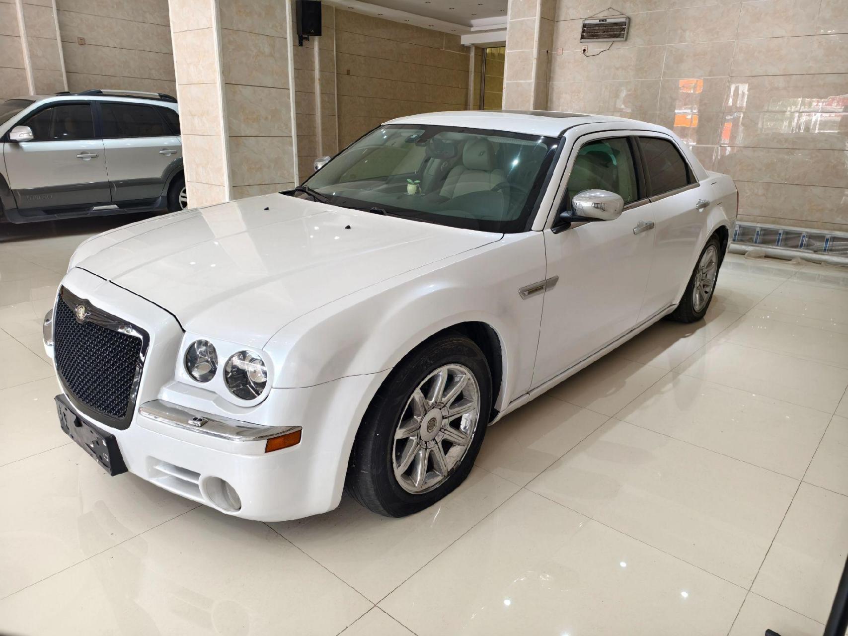 拿下劳斯莱斯的弟弟克莱斯勒300c,动力澎湃,配置非常丰富,应有尽有