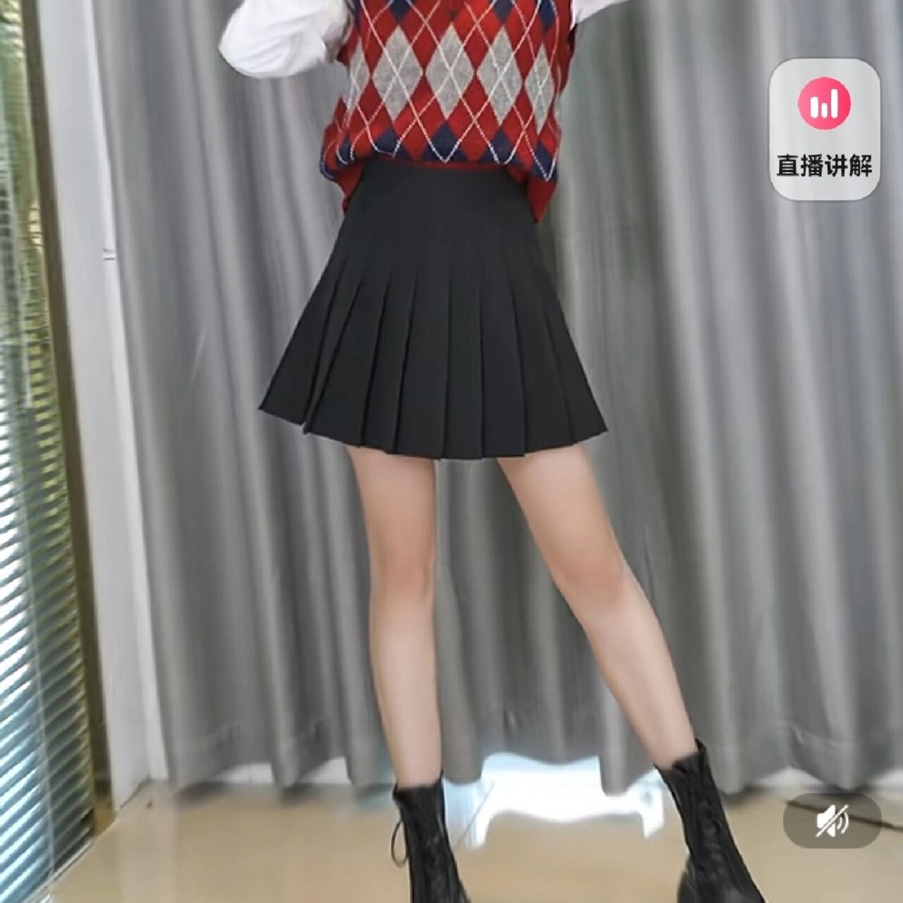 最近喜欢了百褶裙,想配长筒靴一起穿,这可以穿出去吗?