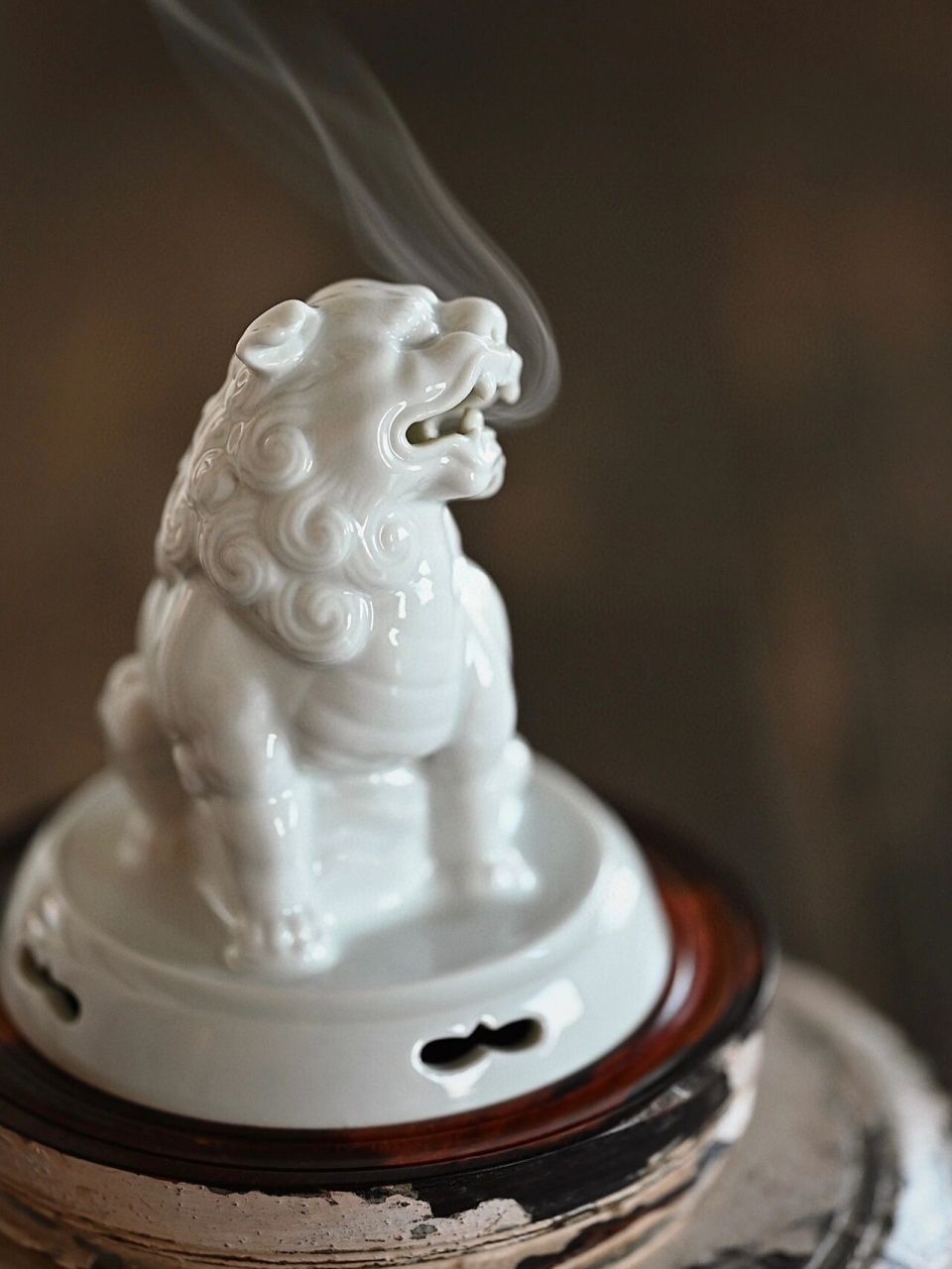 紫檀x白瓷"狻猊"香炉 取拆房老料,造型别致,皮壳熟旧醇厚,内膛焚香