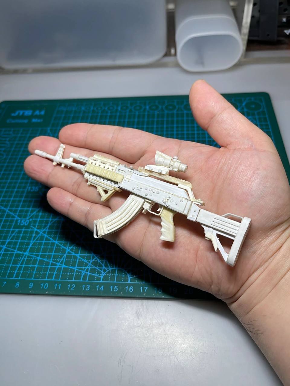 手工制作纸枪系列之m762突击步枪(猛男)  配件:4倍瞄准镜,快速弹夹.