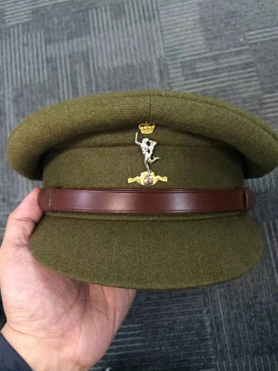 无论是英国皇室,德国皇室,甚至是俄国沙皇都会在此定制军帽,其著名的"