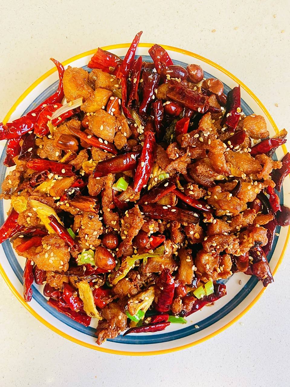 川菜必点的干煸辣子鸡,好吃到舔手指9215 91准备食材:一个大