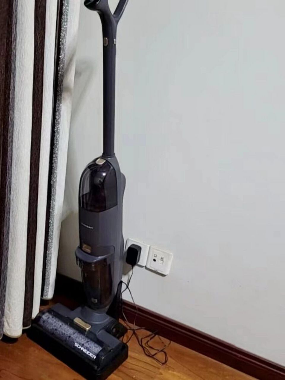 洗地机 02家里地上最不缺的就是头发了 满地的头发简直非常闹心 扫