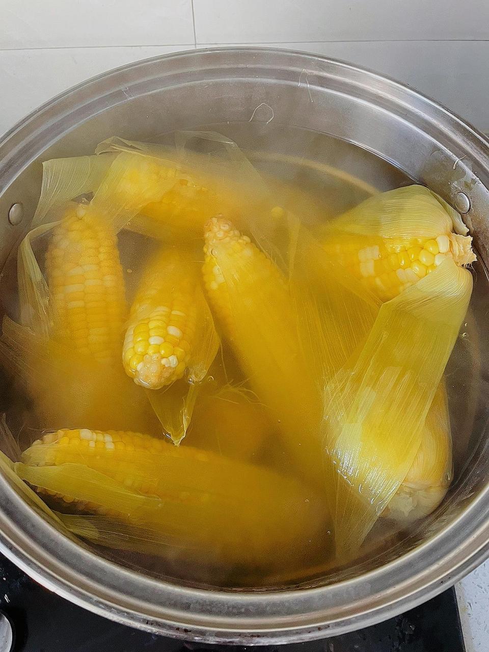 煮玉米需要多长时间图片