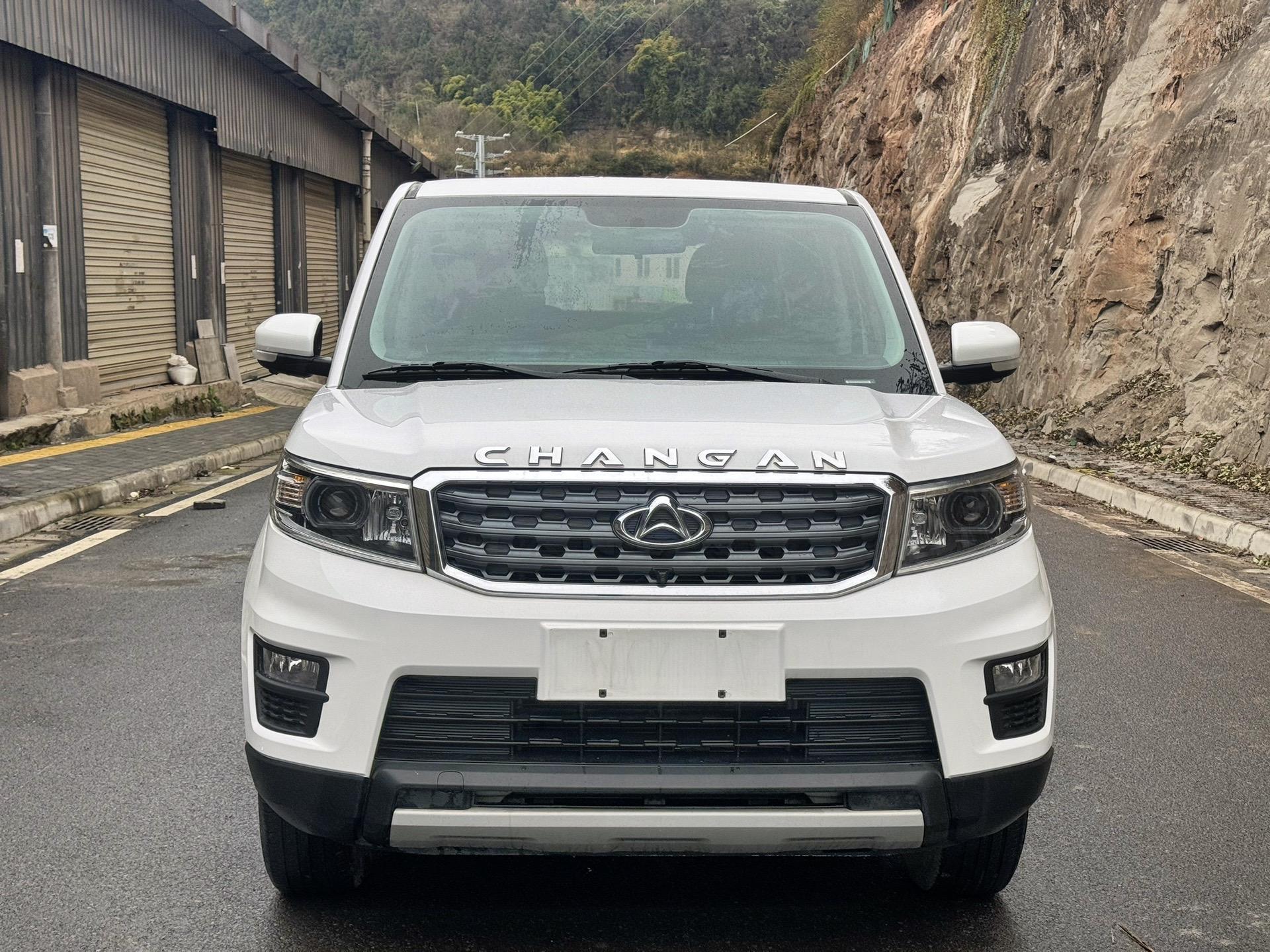 长安欧尚x70a手动标准型,2021年1月上牌,手动挡,方向带助力,大屏导航