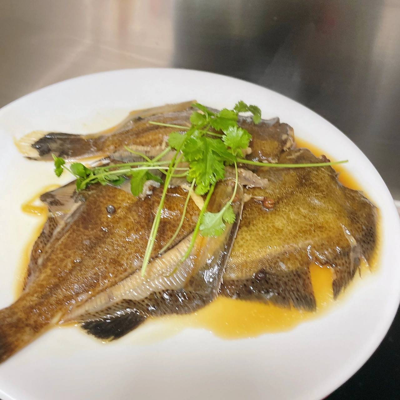 葱油红烧鼓眼鱼 今天买到大个一点的鼓眼鱼拿来红烧,去头去内脏,鱼不