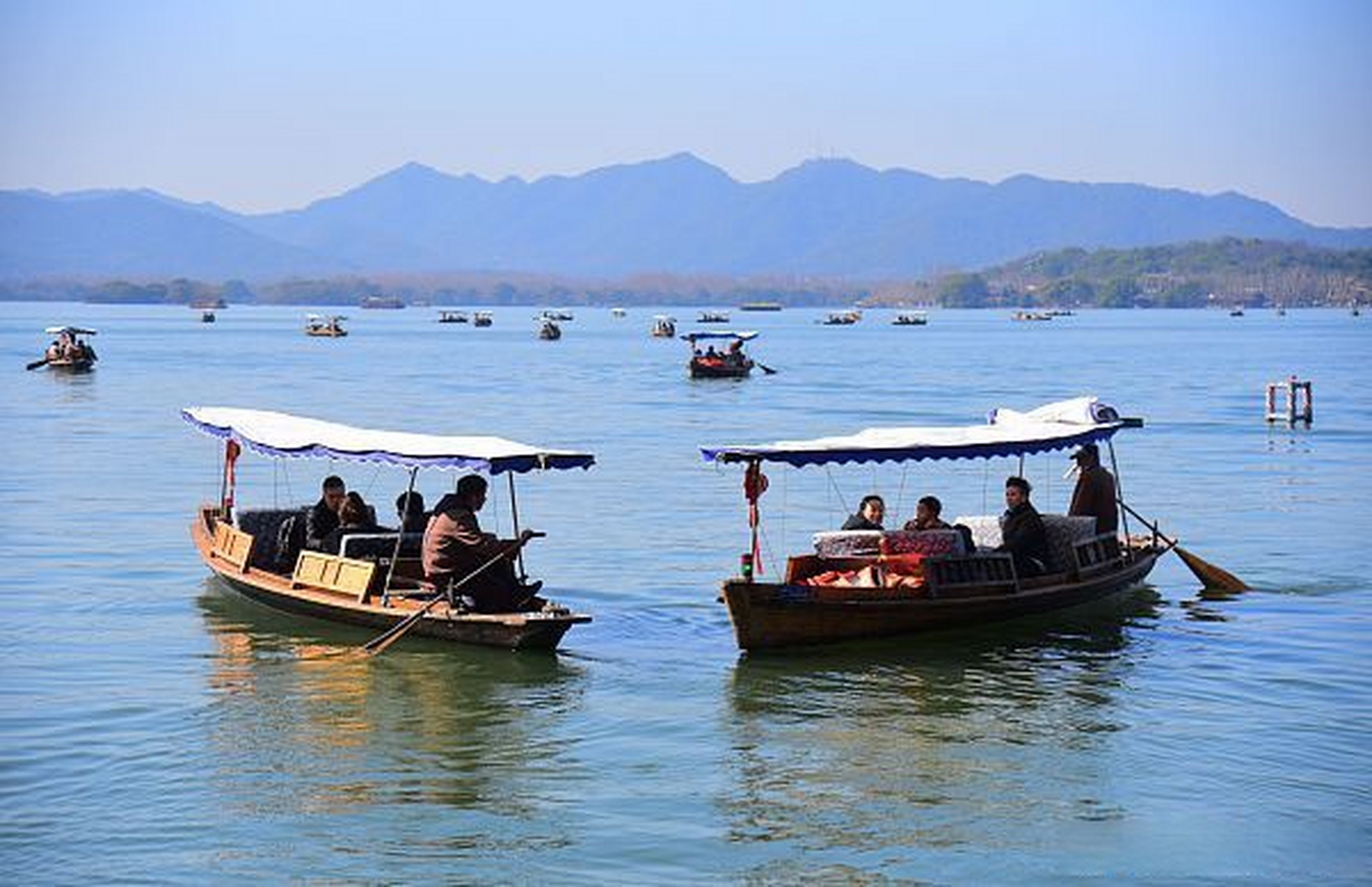 【手划船未满1小时提前让游客下船】企查查app显示,近日,杭州西湖风景