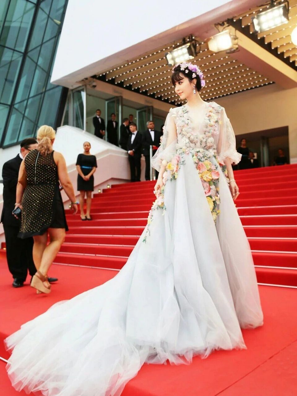 戛纳红毯·中国元素穿到极致的范冰冰 2010年戛纳电影节开幕式上,范冰