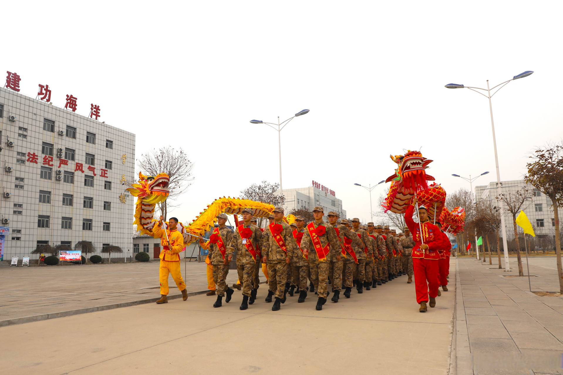 3月16日,海军勤务学院某训练基地迎来了2024年春季首批入伍新兵.
