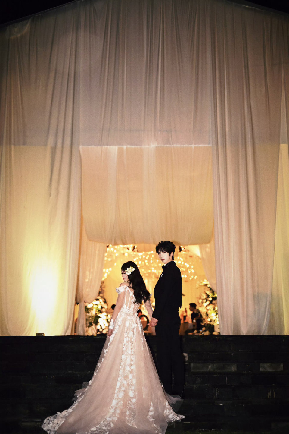 瞧呀,赵磊婚礼出图见证着美好爱情!