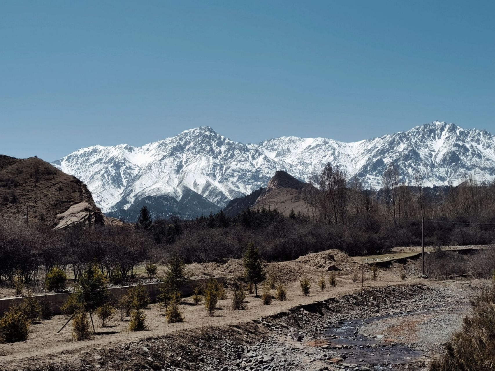 祁连山 祁连雪山下的马蹄寺三十三天石窟