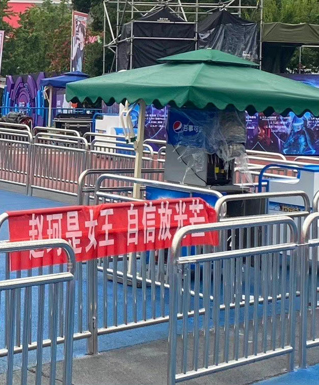 被这些粉丝线下应援横幅笑死