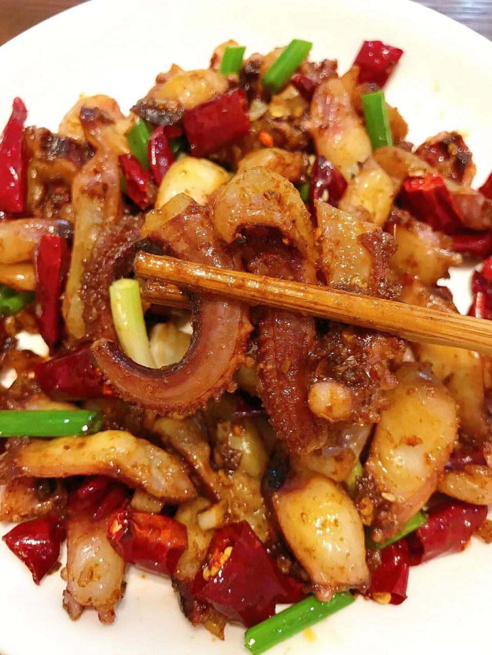 [赞同]食材:章鱼须,葱姜,干辣椒,干花椒,蒜,葱段 [赞同]做法: 1.