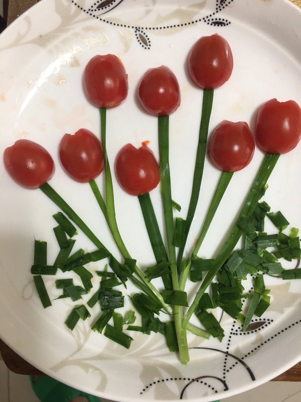 一年级简单水果拼盘创意 圣女果郁金香93水果拼盘 材料:圣女果,韭菜
