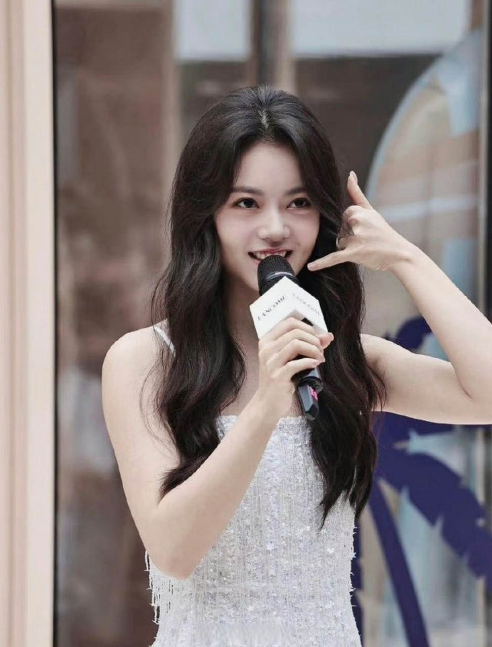 赵今麦出席活动小短裙青春活泼,但发型还是千篇一律的大波浪.