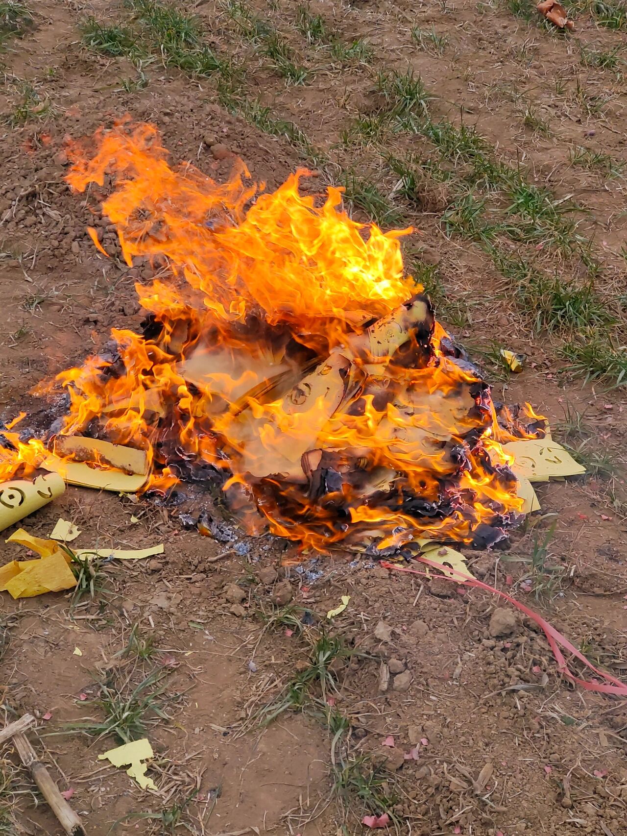 烧纸钱,祭祖@老梁talks说的动态