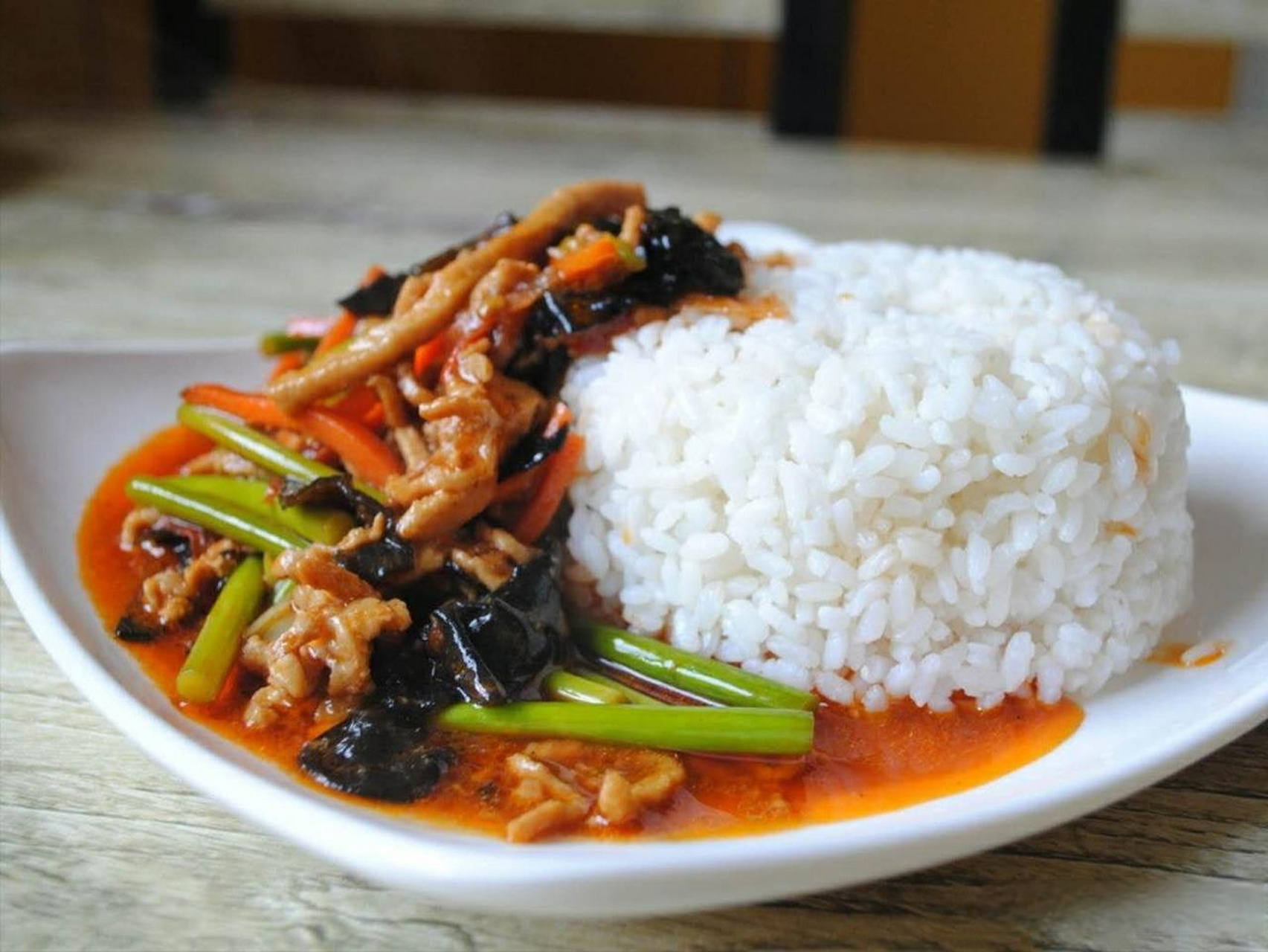 我吃东西从来不挑食,由于经常在工地外面跑,盒饭便是我的家常便饭.