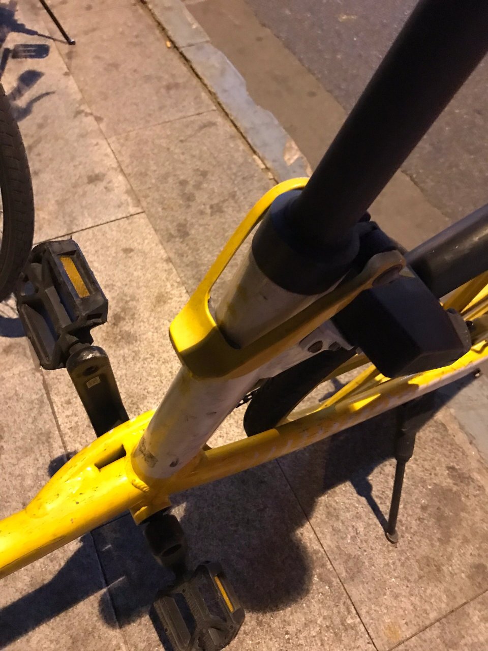 发现美团单车升级了新的锁车方式 我还以为车锁又被人家破坏了,原来