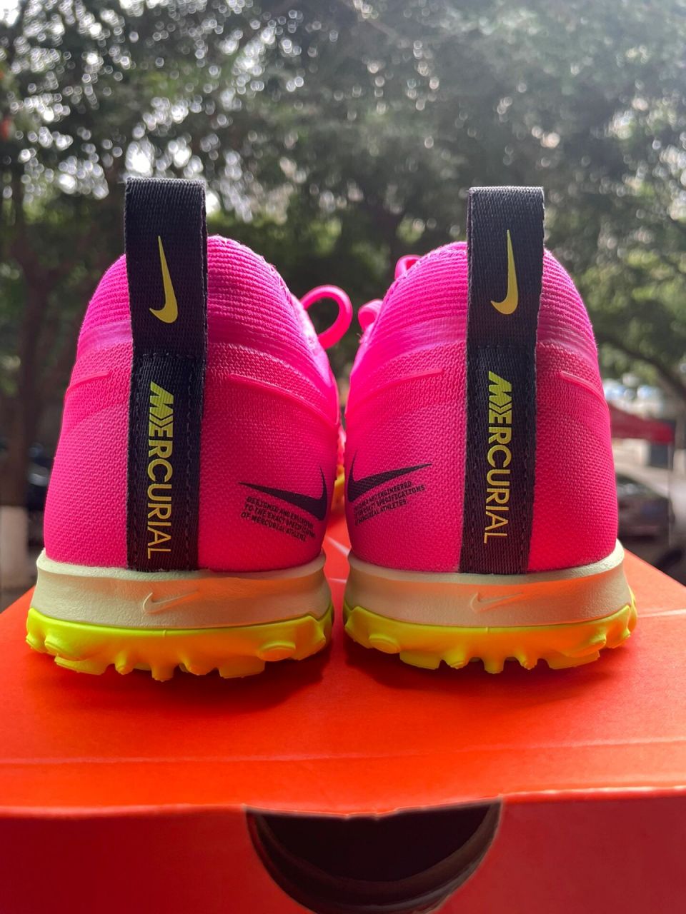 耐克刺客15足球鞋tfpro碎钉次顶级猛男粉 耐克刺客15足球鞋tfpro碎钉