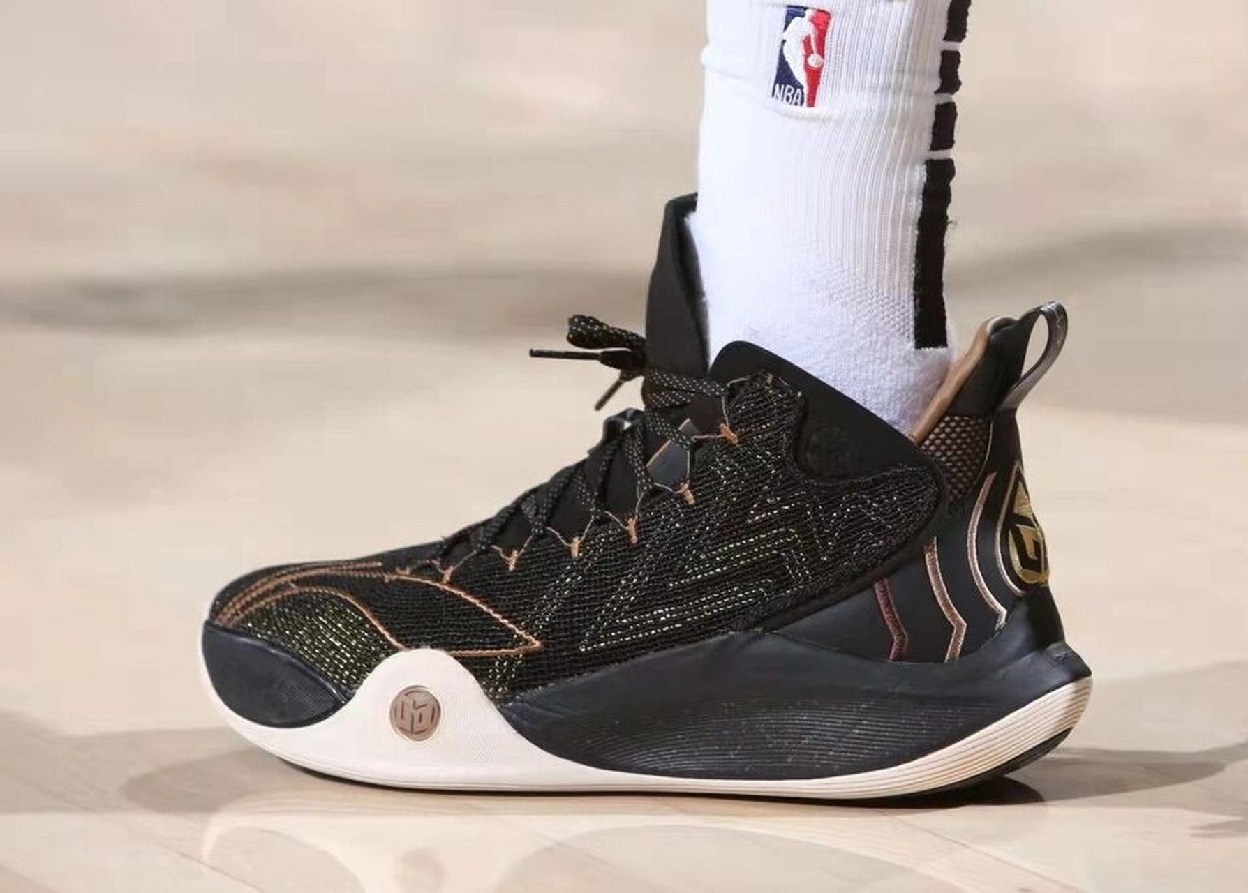 nba赛场上李宁高性价比篮球鞋之cj1 作为cj麦科勒姆的个人签名鞋这