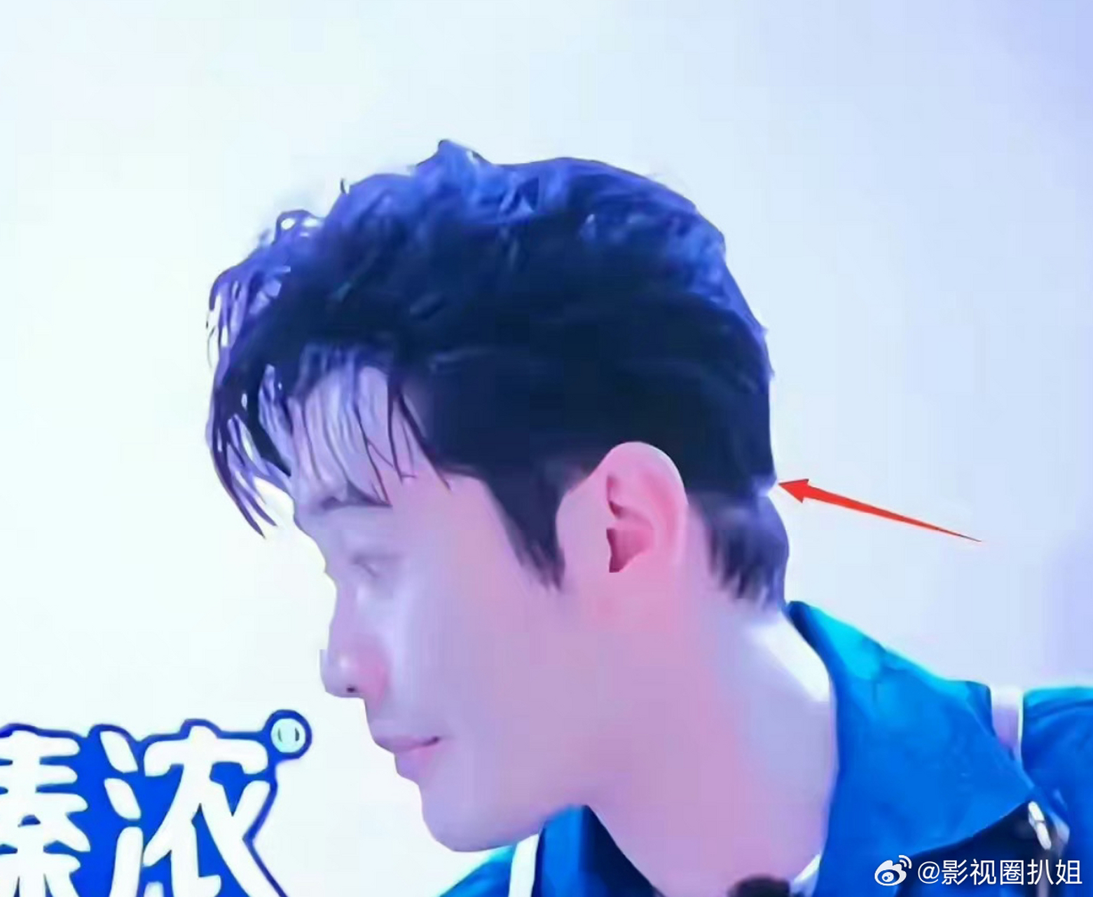 黄晓明疑似脱发严重,中餐厅7中,他的脖子上方头发形状奇怪,像是戴着一