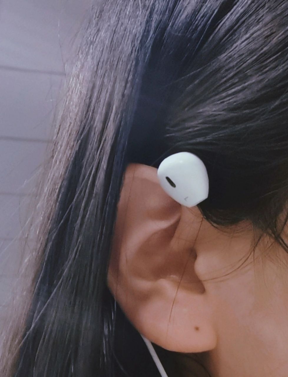 分享一个戴耳机不伤耳朵的小方法  姐妹们,你们是否为听网课带耳机,很