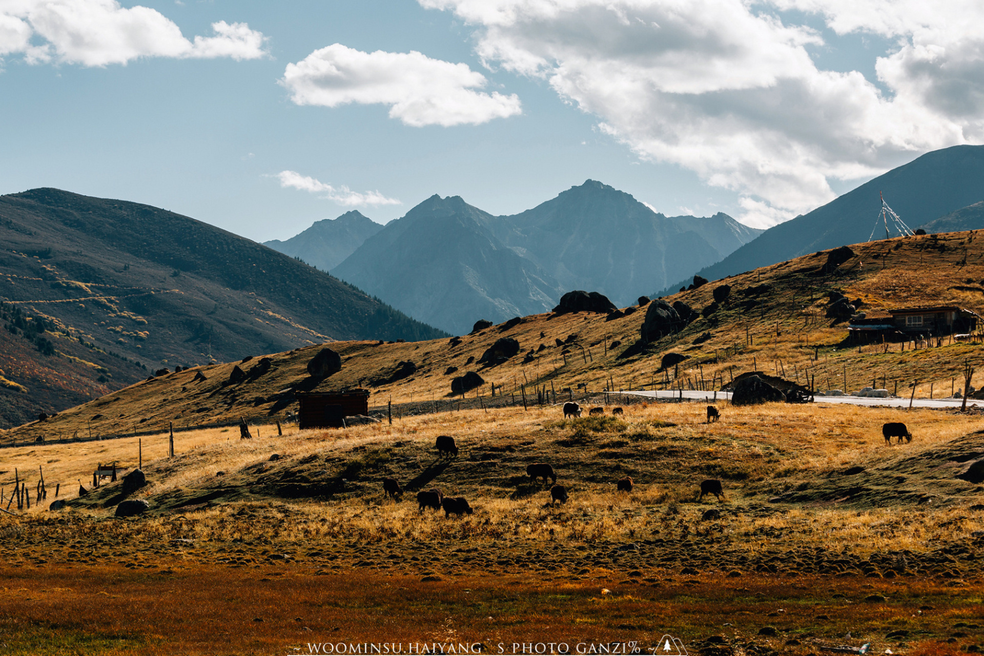 成都以西几百公里,理塘—巴塘有段路,像极了西部世界.