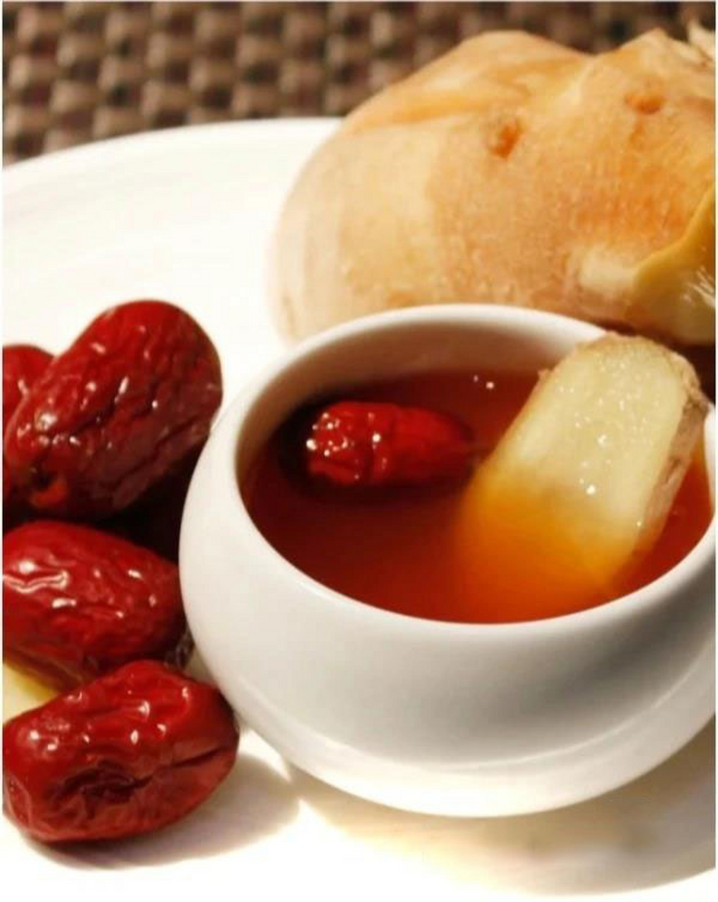 姜枣茶的做法(懒人版) 姜枣茶的制作没什么技术含量:三大片带皮姜,有