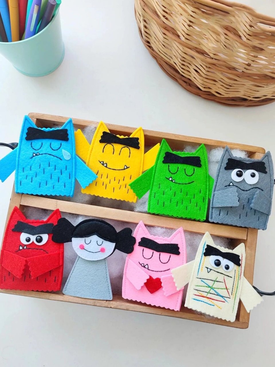 不织布手偶|《我的情绪小怪兽》绘本手指玩偶 这套手指玩偶包括女孩和