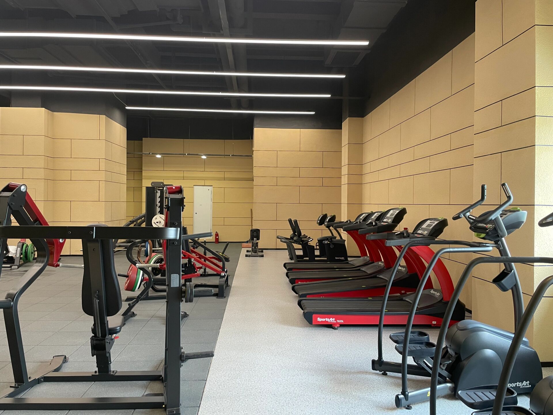 银吉姆英派斯健身新区永旺店和迪卡侬店