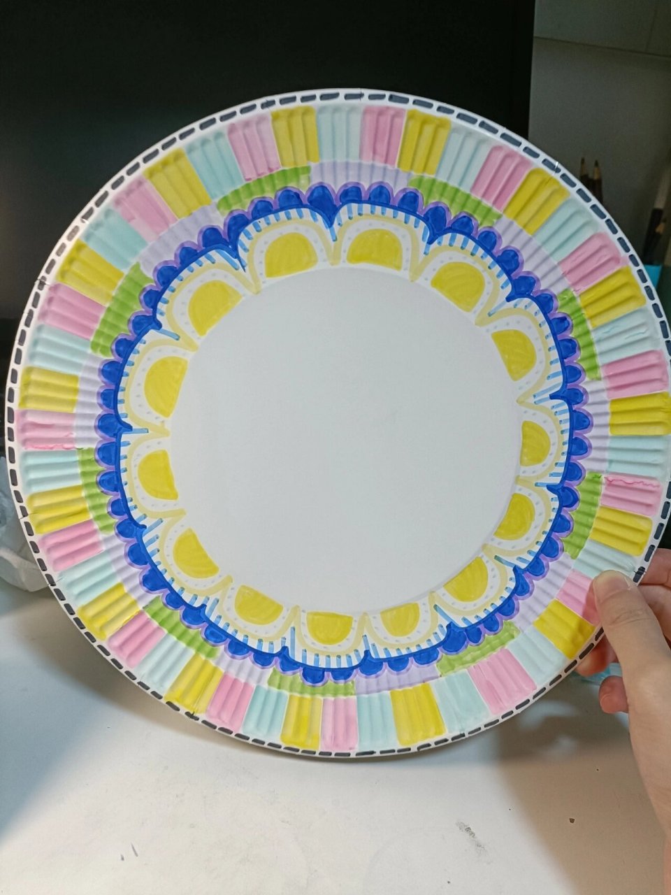 一个用纸盘做的捕梦网简单手工~ 纸盘买了10寸的我觉得有点大了如果是