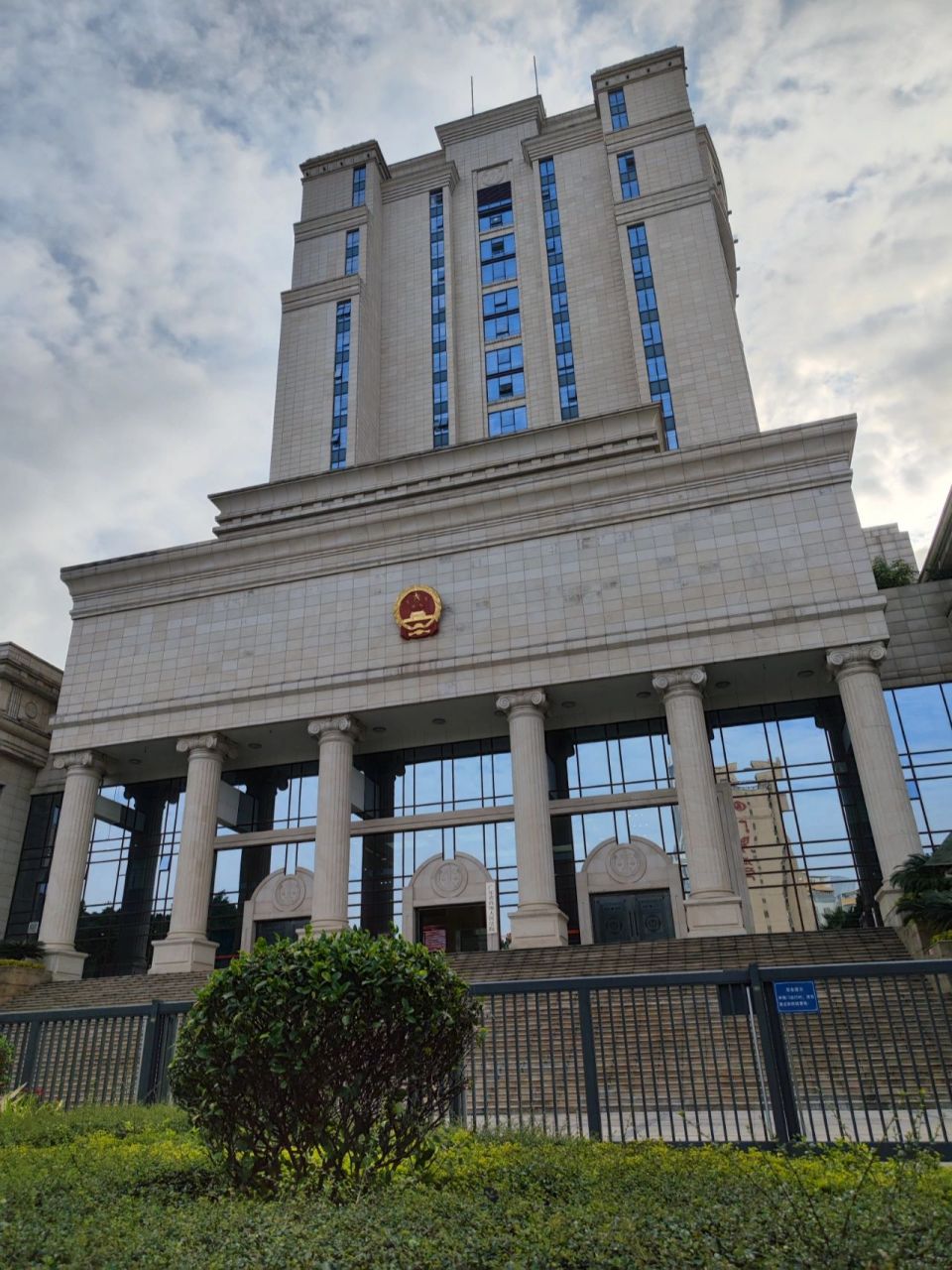 广东高级人民法院 今天遇见的广东高院的法官超级nice,书记员没有及时