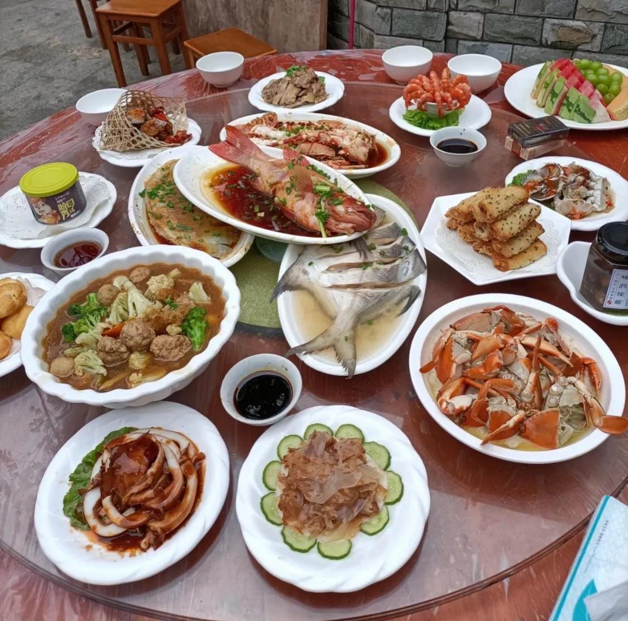 图一,浙江农村吃席. 图二,广西农村吃席. 图三,广东农村吃席.