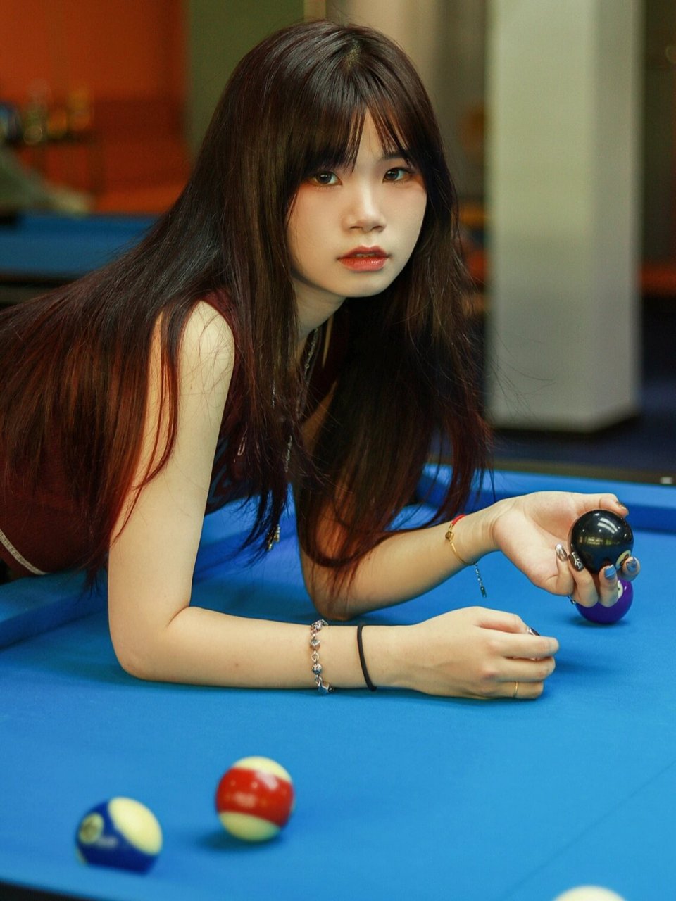 港风写真# #拍照姿势# #台球厅拍照# ###tai#62q#女生打台球