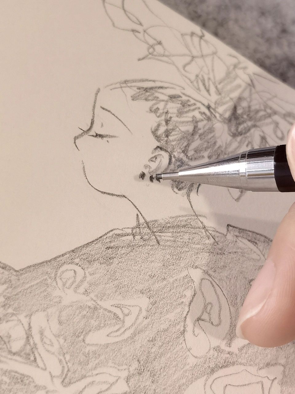 手绘速写(8/100)侧面女子 这张依旧是小创作,将人物的服装概括成了