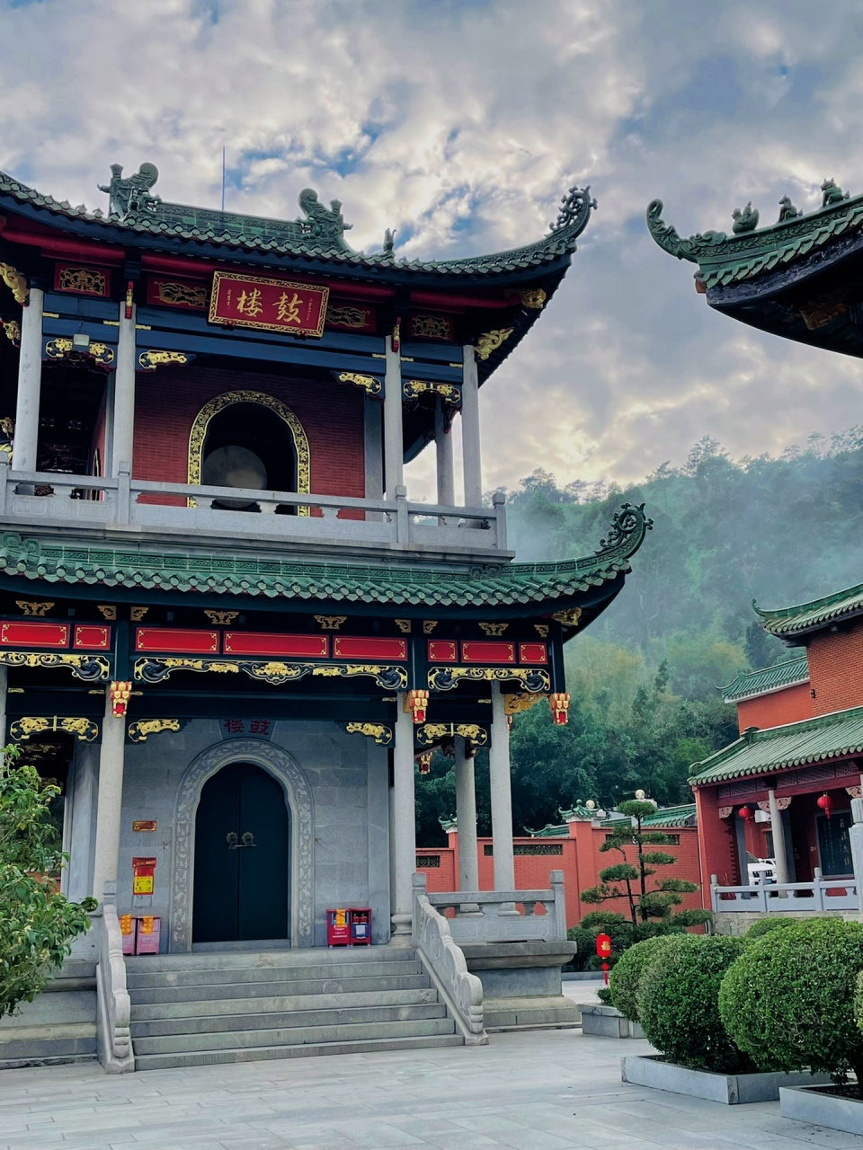 今天来汕尾陆丰出差,路过了青云山的定光禅寺,外表的绿瓦红墙05